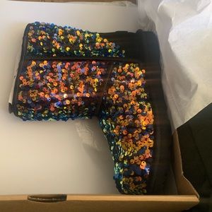 Brand new kids size uggs in size 4 never worn